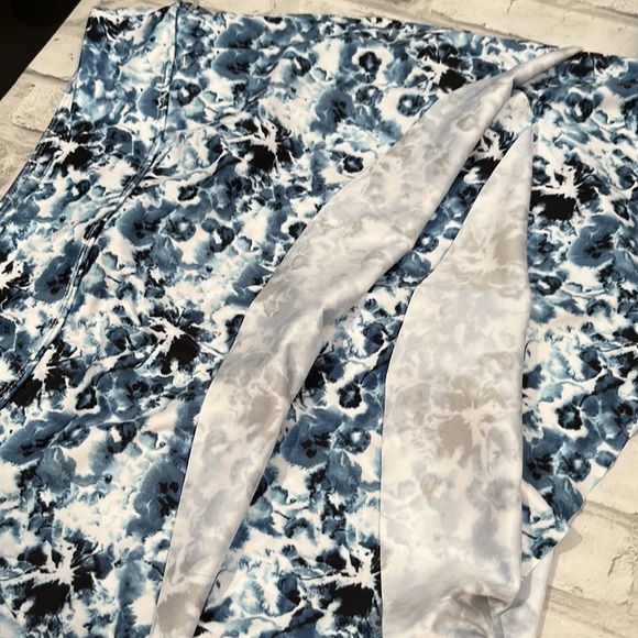 Gymshark blue white floral skort layered front 3 pockets 28 inch waist size 6 - Picture 11 of 14